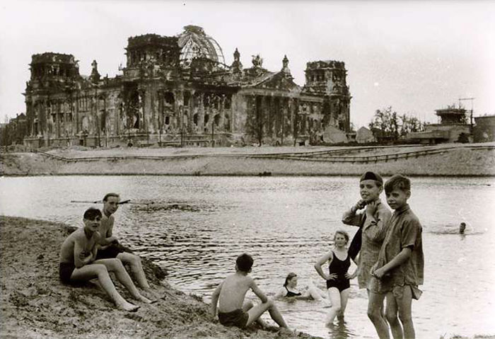 Swimming near the Reichstag (Купающиеся близ Рейхстага), 1945