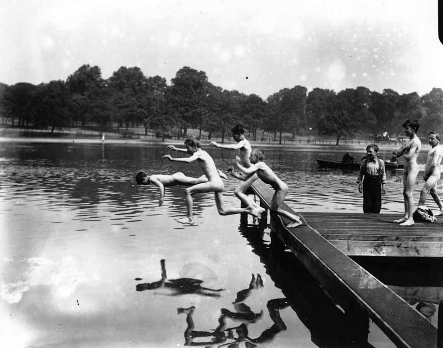 Group of boys leaping into the Serpentine, Hyde Park (Группа мальчиков, прыгающая в Серпантине, Гайд-парк), 1926