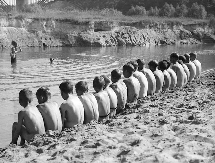 Skinny dipping in the Don River near Bloor Viaduct (Купание голышом в реке Дон около Блурского виадука), 1912