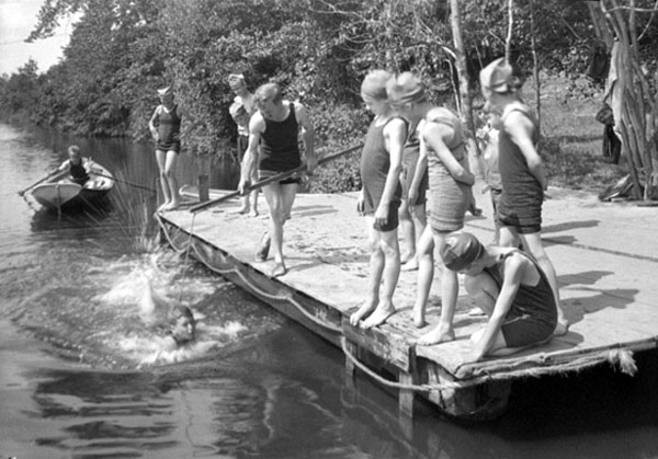 Boys' swimming lesson (Урок плавания для мальчиков), 1920s