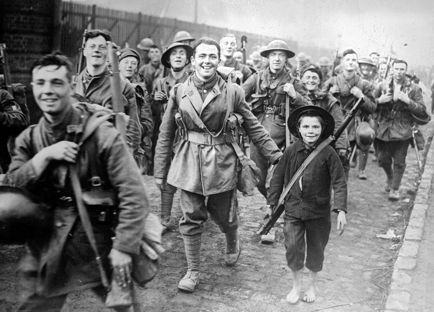British soldiers of the 8th Battalion (Liverpool Regiment) with a French boy, entering Lille (Британские солдаты 8-го батальона (Ливерпульского полка) с французским мальчиком входят в Лилль), 1918