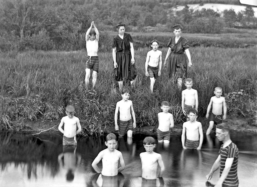 Boys swimming in a pond (Мальчики, купающиеся в пруду), c.1910