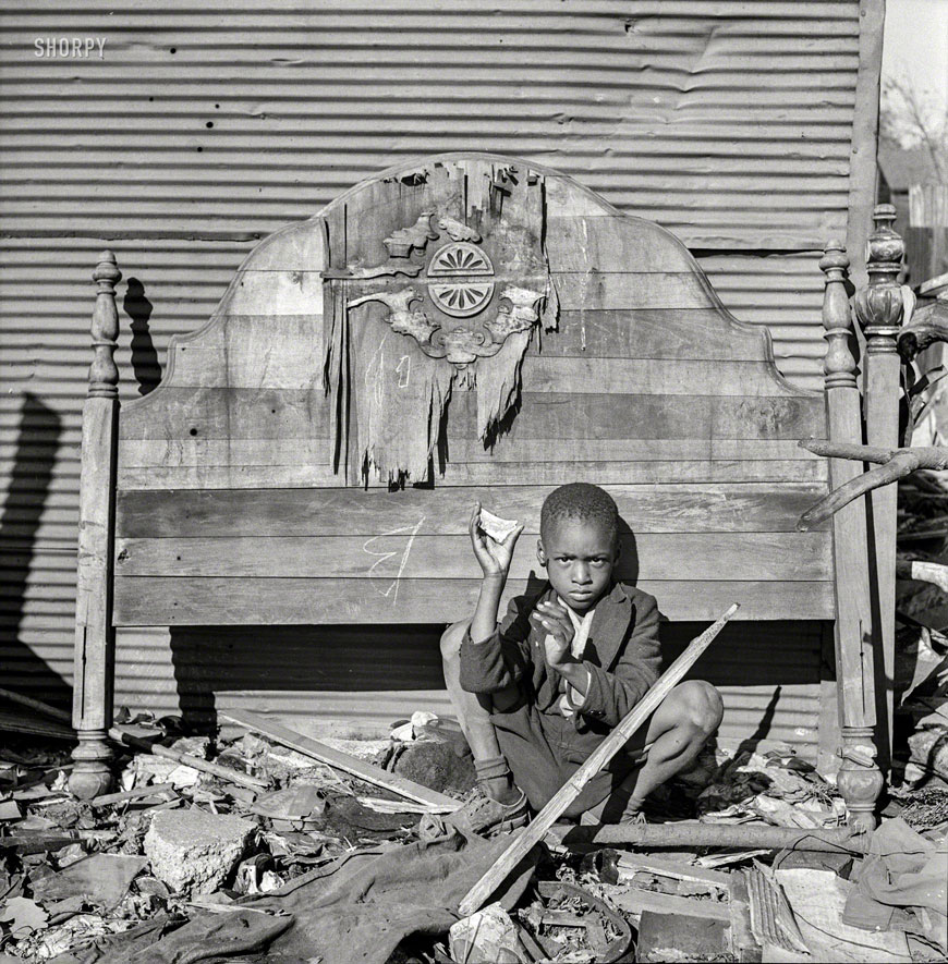 A child whose home is an alley dwelling near the capitol (Ребёнок, чьё жильё находится неподалёку от Капитолия), 1943