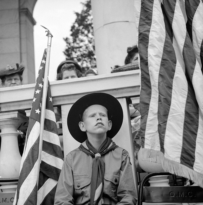 Boy scout color bearer listening to the Memorial Day ceremony (Бой скаут, носящий цветы, слушает церемонию Дня памяти), 1943