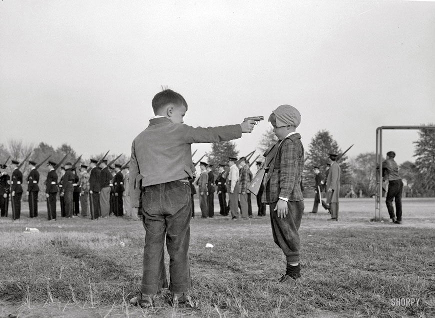 Boys watching the Woodrow Wilson high school cadets (Мальчики, наблюдающие за курсантами-кадетами школы Вудро Вильсона), October 1943