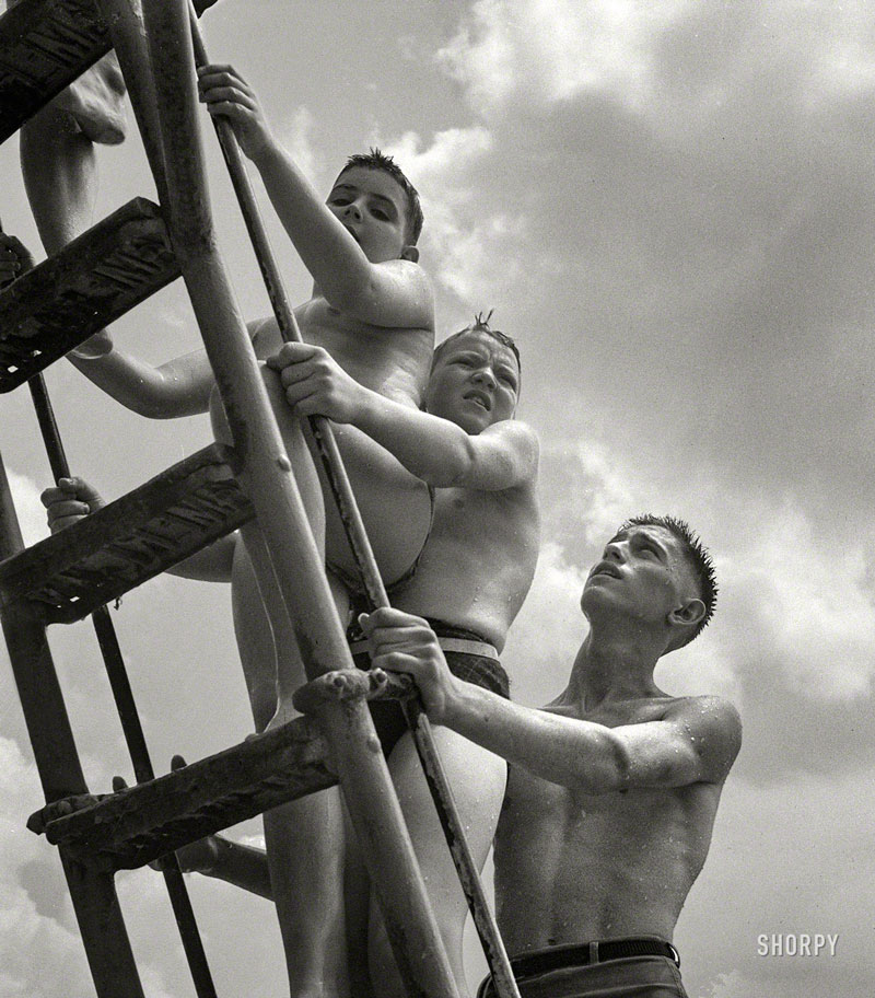 Climbing the ladder to the sliding board at the Glen Echo swimming pool (Восхождение на доску для прыжков в бассейне Глен Эхо), 1943