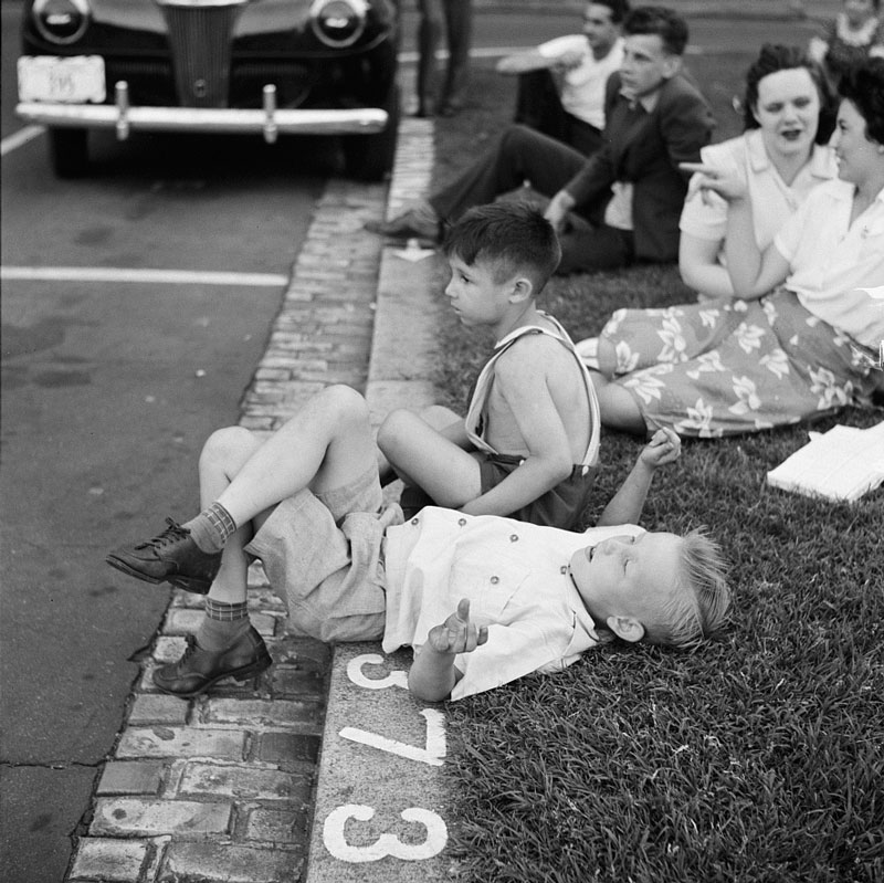 Little boy listening to a solo on the trumpet by Henry 'Hot lips' Levine at a concert by the U.S. Army band in front of the Capitol (Мальчик, слушающий соло на трубе Генри «Горячие губы» Левина на концерте оркестра армии США у Капитолия), June 1943