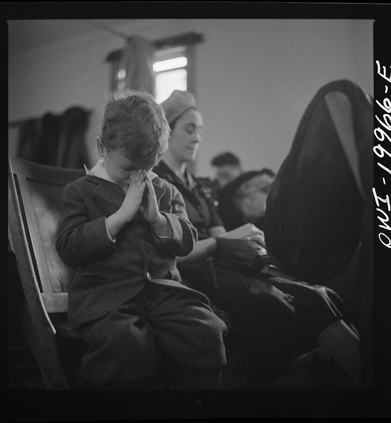 Members of the congregation during the sermon at the First Wesleyan Methodist Church (Члены конгрегации во время проповеди в Первой Уэслианской методистской церкви), 1943