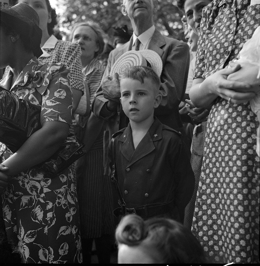 Spectators at the parade to recruit civilian defense workers (Зрители на параде рекрутируемых гражданских оборонных работников), July 1943