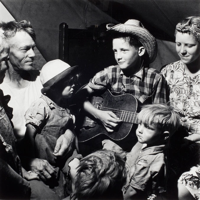 Oilfield Family in Their Tent (Семья нефтедобытчика в своей палатке), 1945