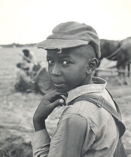 A young negro field worker on the C.L. Hardy tobacco plantation near Maury (Юный негр, работающий на табачной плантации возле Мори), 1946