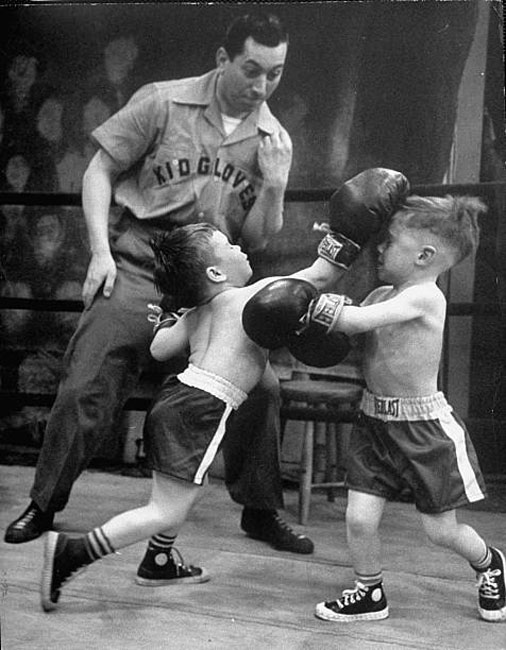 Two young tots trading blows in boxing ring w. referee standing by on Kid Gloves TV show for WCAU (Два карапуза, наносящих удары на боксёрском ринге под наблюдением рефери на ТВ-шоу «Детские перчатки»), 1951