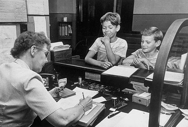 Young boys paying for vaccination shots during a visit to a hospital (Мальчики, оплачивающие прививку во время посещения больницы), 1951