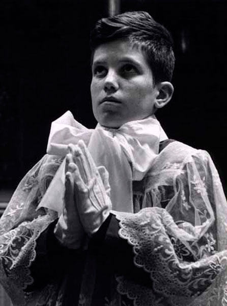 Altar boy, looking splendid during mass (Алтарный мальчик, великолепно выглядящий в течение всей массы), 1959