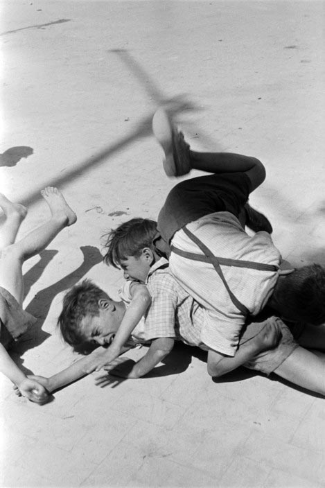 Children playing (Играющие дети), 1956