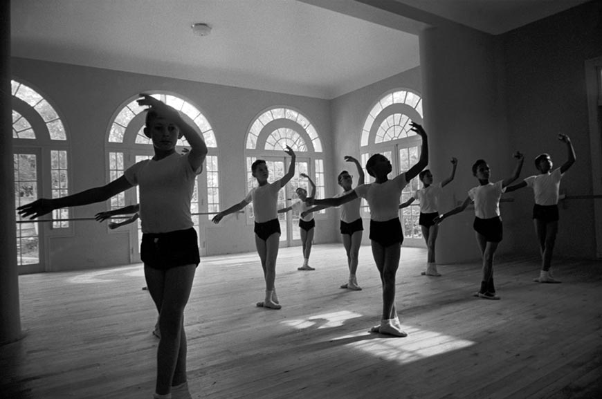 Former villa being used for ballet school fo cuban boys (Бывшая вилла используется в качестве балетной школы для кубинских мальчиков), 1963