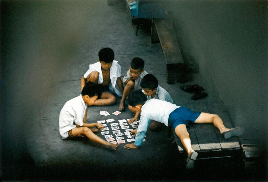 Young boys playing cards on sidewalk (Мальчики, играющие на тротуаре в карты), 1973