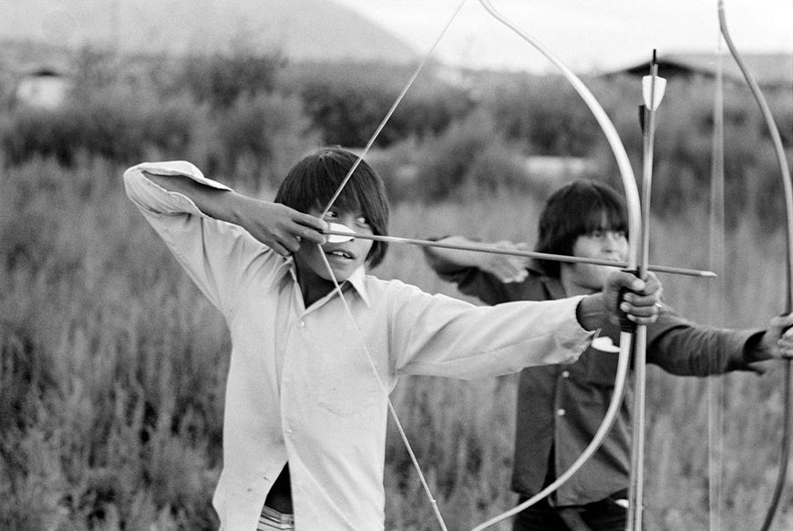 Indian boys shooting arrows at target (Индейские мальчики стреляют из луков по мешени), 1973