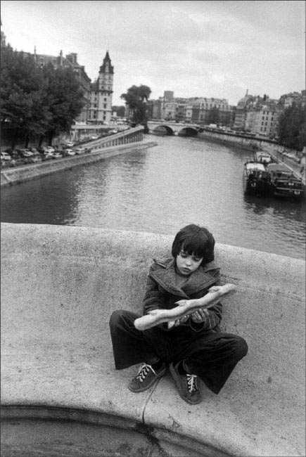 A little boy playing along the Pont Neuf bridge over the Seine river (Мальчик, играющий на мосту Пон-Нёф через Сену), 1975