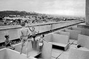 Children playing at roof terrace (Дети, играющие на террасе на крыше), 1959