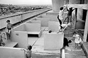 Children playing at roof terrace (Дети, играющие на террасе на крыше), 1959