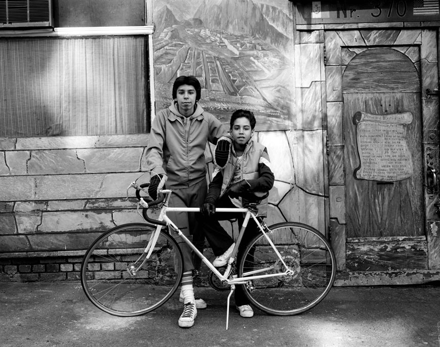 Kids on Bike at Peruvian Restaurant, West 50s (Дети на велосипедах у перуанского ресторана, Западные 50-е улицы), 1980s