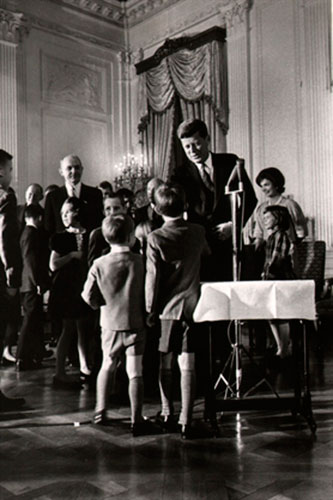 The Kennedy family at a White House party (Семья Кеннеди на вечеринке в Белом доме), 1963