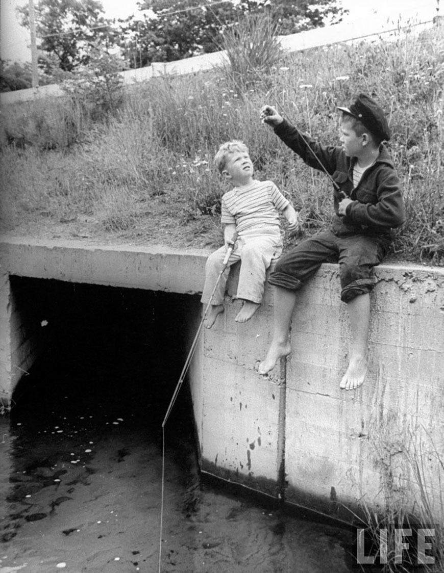 Brothers sitting on an embankment and fishing (Братья сидят на парапете и рыбачат)