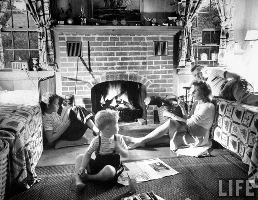 A family enjoying a quiet evening by the fire (Семья наслаждается тихим вечером у камина)