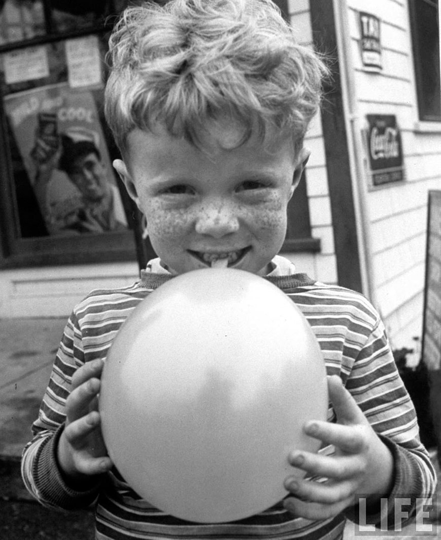 A little boy blowing up a balloon (Мальчик, надувающий шарик)