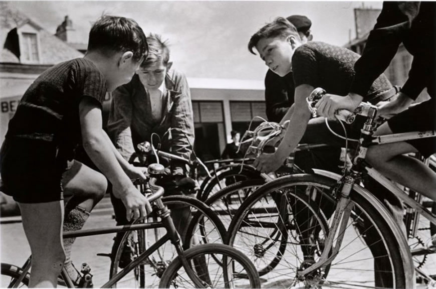 Boys on bicycles discussing the Tour de France bicycle race (Мальчики на велосипедах обсуждают гонку Тур де Франс), 1939