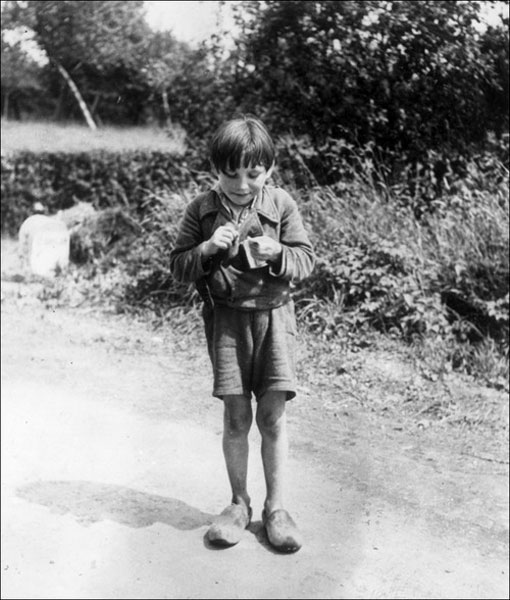 A French boy eating chocolate given to him by American soldiers (Французский мальчик ест шоколад, полученный от американских солдат), 1944