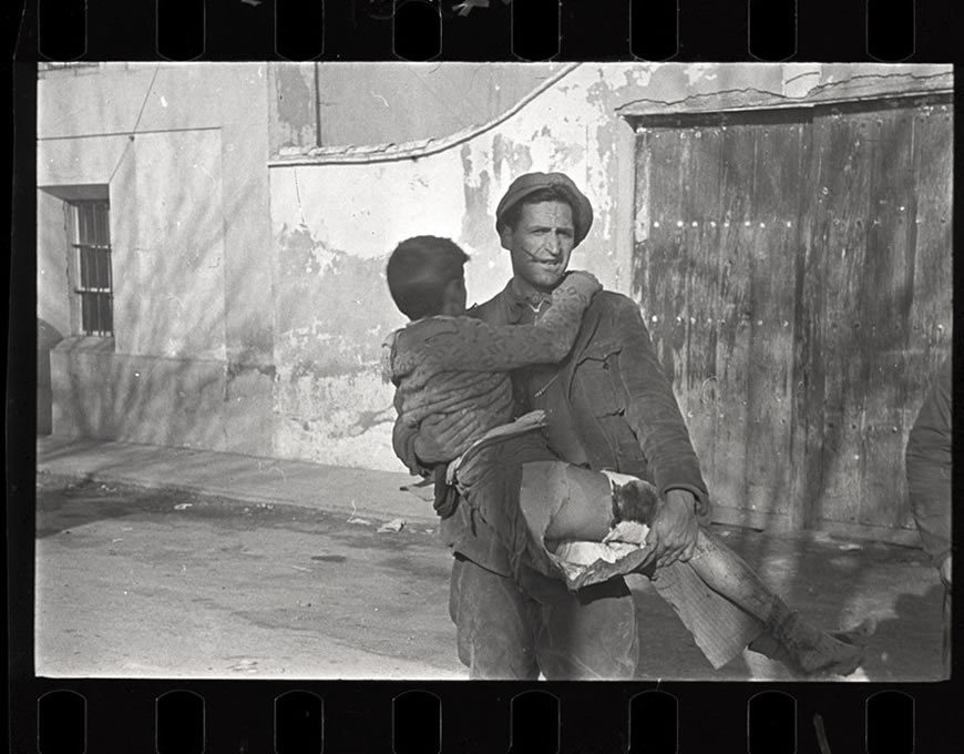 Man carrying a wounded boy (Мужчина, несущий раненого мальчика), December 1937