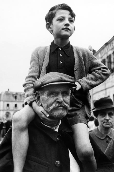 Listening to General De Gaulle's speech after the liberation of the city (Слушаz речь генерала Де Голля после освобождения города), 1944