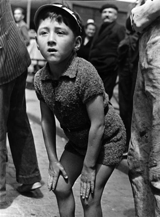 Boy watching the Tour de France (Мальчик наблюдает за велогонкой Тур де Франс), July 1939