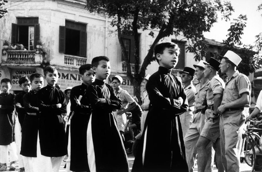 Members of the French Foreign Legion watching children cross the street (Солдаты французского Иностранного легиона наблюдают, как дети переходят улицу), 1954