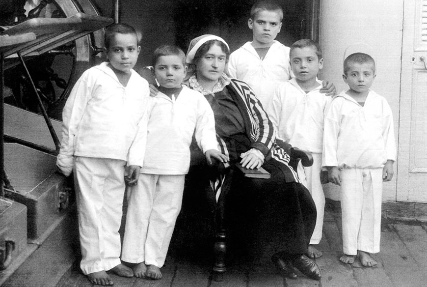 Giulia Civita Franceschi with five boys on the kindergarten ship Caracciolo (Джулия Чевита Франческа с пятью мальчиками на борту учебного судна Караччиоло)