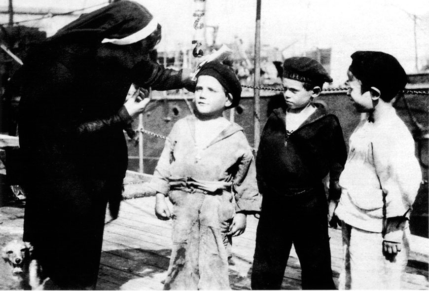 Giulia Civita Franceschi with three boys on the kindergarten ship Caracciolo (Джулия Чевита Франческа с тремя мальчиками на борту учебного судна Караччиоло)