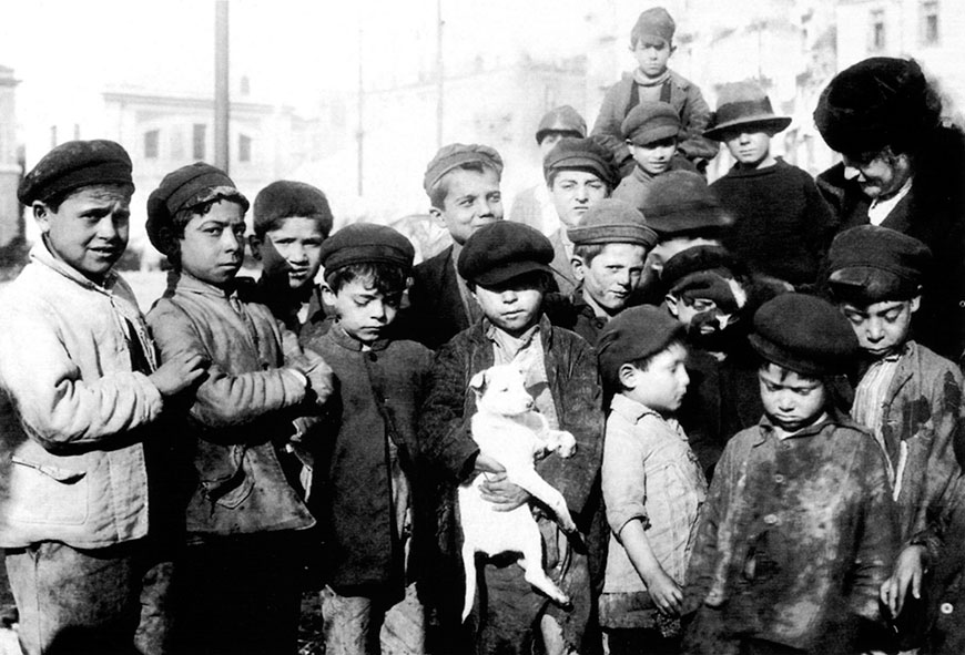 Little neapolitan street boys ready to embark on kindergarten ship Caracciolo (Уличные неаполитанские мальчишки готовы подняться на борт учебного судна Караччиоло)