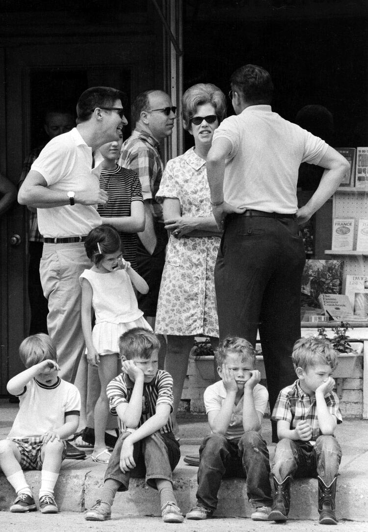 Family together on Memorial Day (Семья в День поминовения), 1967