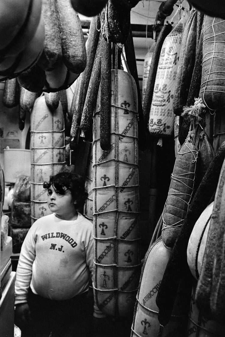 Boy in Italian grocery store (Мальчик в итальянском продуктовом магазине), 1973