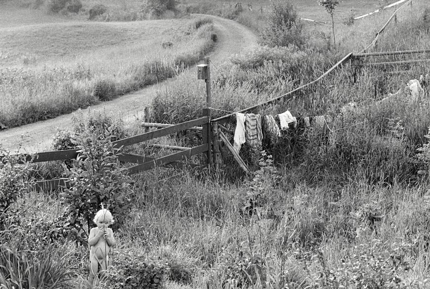 Naked child in his yard (Голый ребенок у себя во дворе), 1980