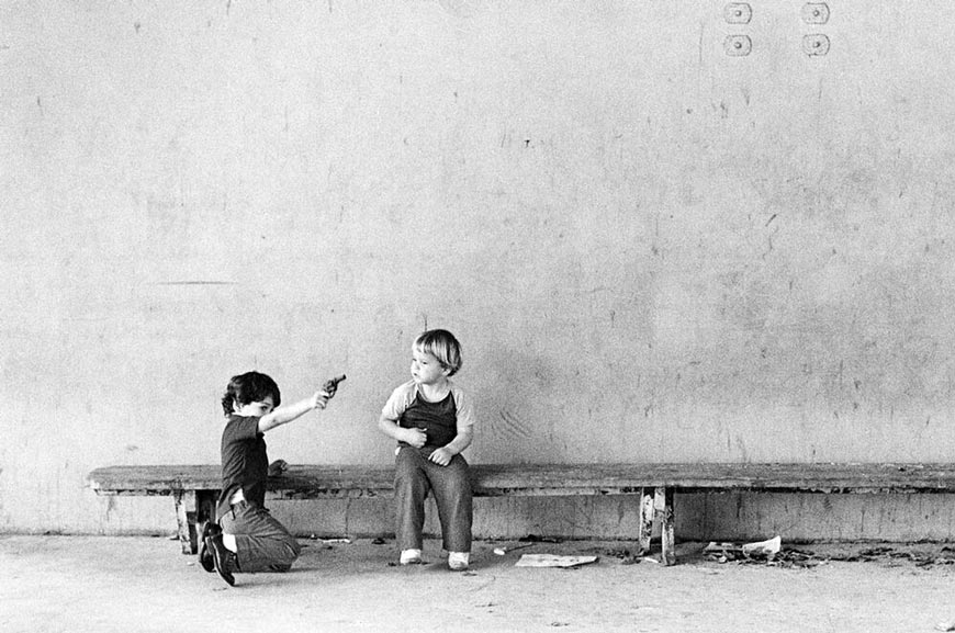 Little boys playing with a gun (Мальчишки, играющие с пистолетом), 1982