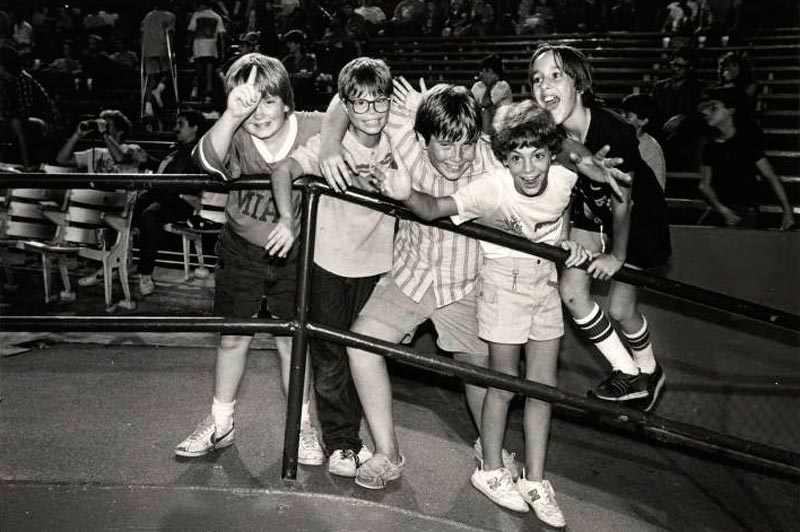 Five boys horsing around in stadium (Пятеро мальчишек, шалящих на стадионе), 1985