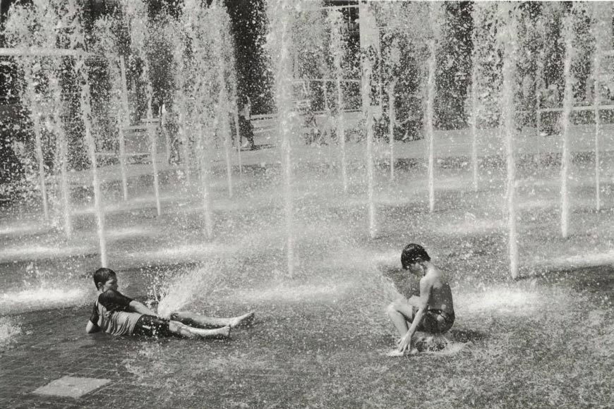 Boys splashing in water jets (Мальчики , плещущиеся в струях воды), 1993