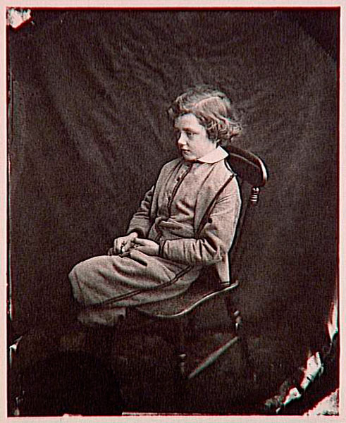 Charlie, petit frère d'Ellen Terry, assis sur une chaise (Чарли, младший брат Эллен Терри, сидящий на стуле), 1865