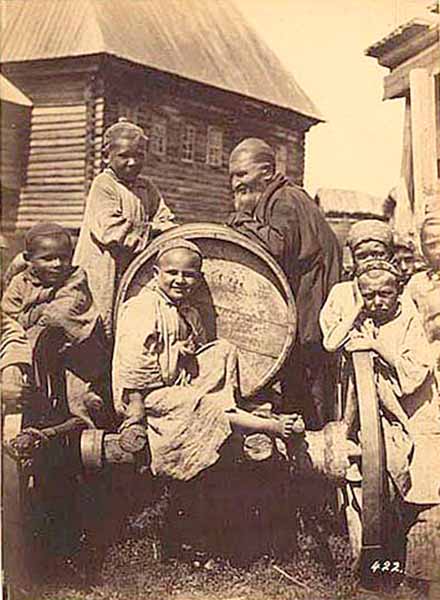 Kpecтьянcкиe дeти у бoчки-вoдoвoзки (Peasant children near the barrel-water carter), 1870e