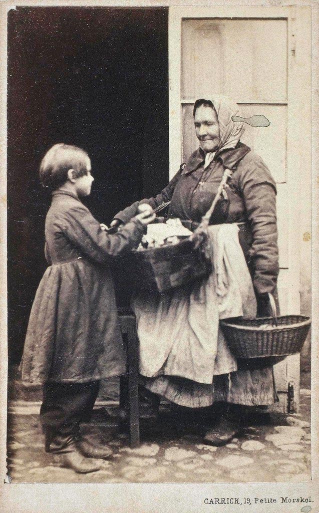 Уличная торговка и мальчик-покупатель (Street Vendor and Shopper Boy)