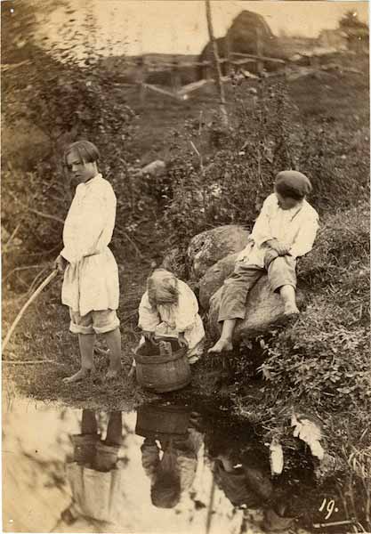 Kpecтьянcкиe дeти нa бepeгу peки (Peasant children on the river bank)