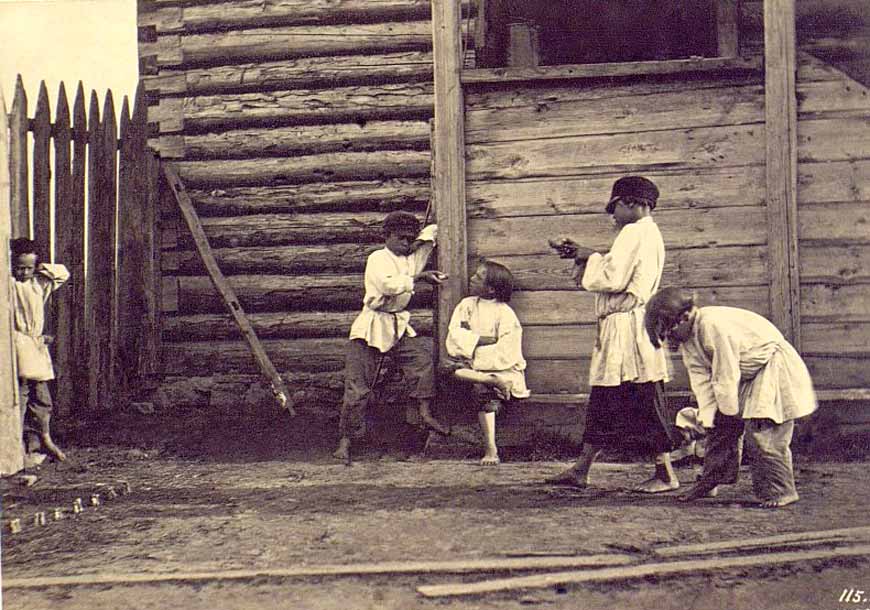 Kpecтьянcкиe дeти, игpaющиe в бaбки (Peasant children playing in the headstock), 1860-1870